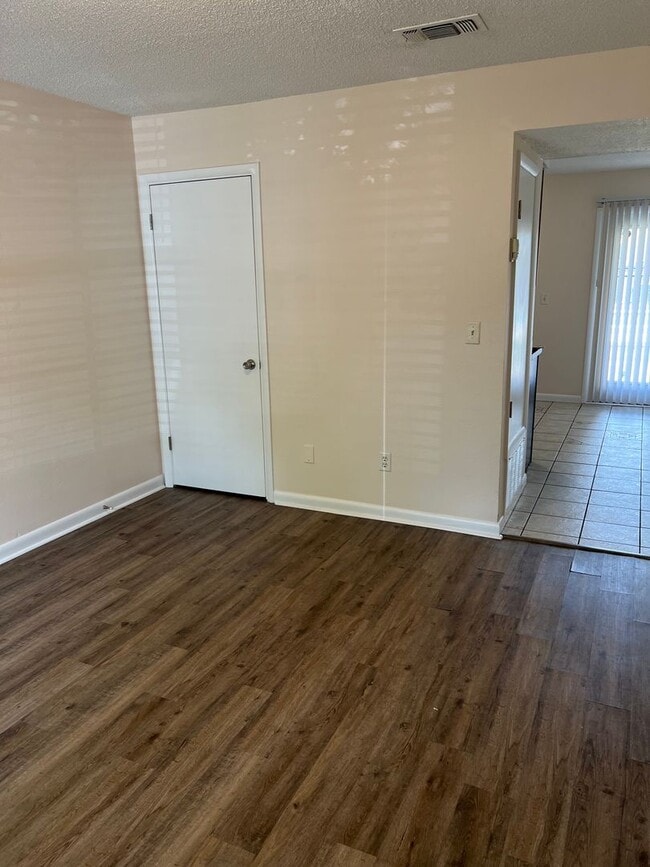 Building Photo - POOL-VIEW/ ACCESS - 2 Bedroom 1.5 Bath Tow...