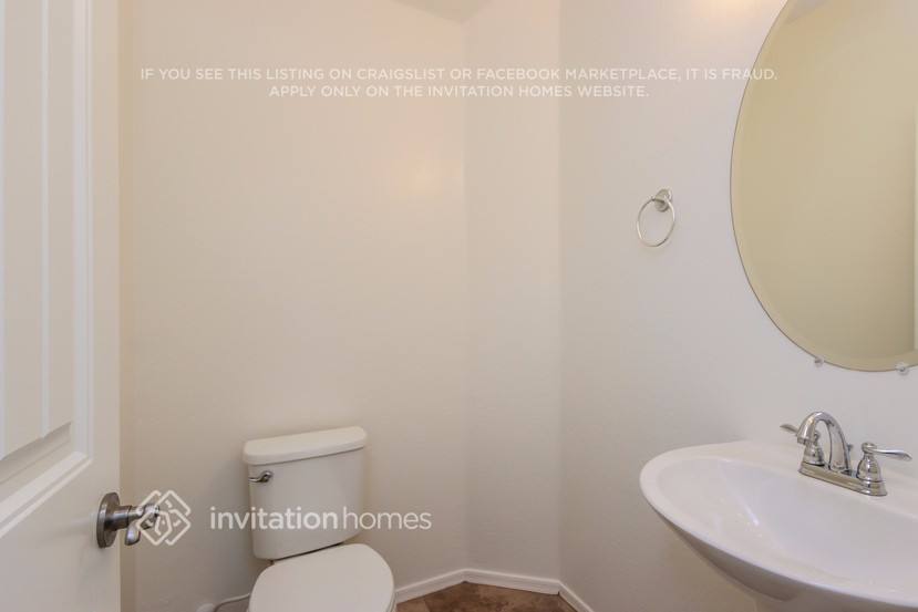 Building Photo - 1323 E Palomino Way