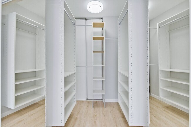 Building Photo - Remodeled 2 Bed 2 Bath Modern Condo with Bonus Loft Area