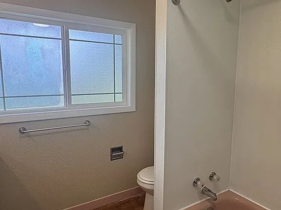 Building Photo - "Charming 3-Bedroom Retreat with Cozy Fireplace in Winston - 1,839 Sq Ft of Comfort!"
