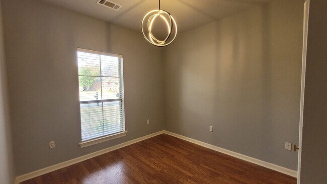 Building Photo - Beautiful 3 bedroom with large fenced yard & conveniently located