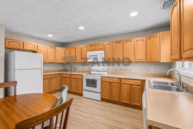 Building Photo - 498 Park Ave