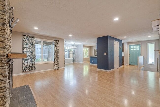 Building Photo - 4 bedroom 3 bath home in Tualatin with sep...