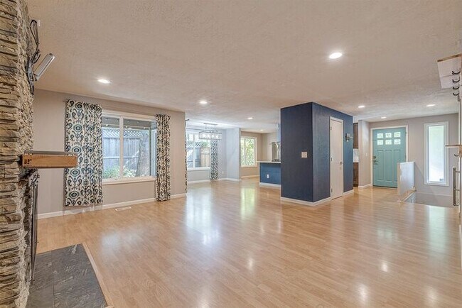 Building Photo - 4 bedroom 3 bath home in Tualatin with separate living quarters