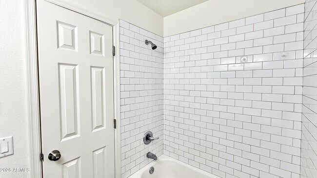 Building Photo - 1418 E Knoll Cir