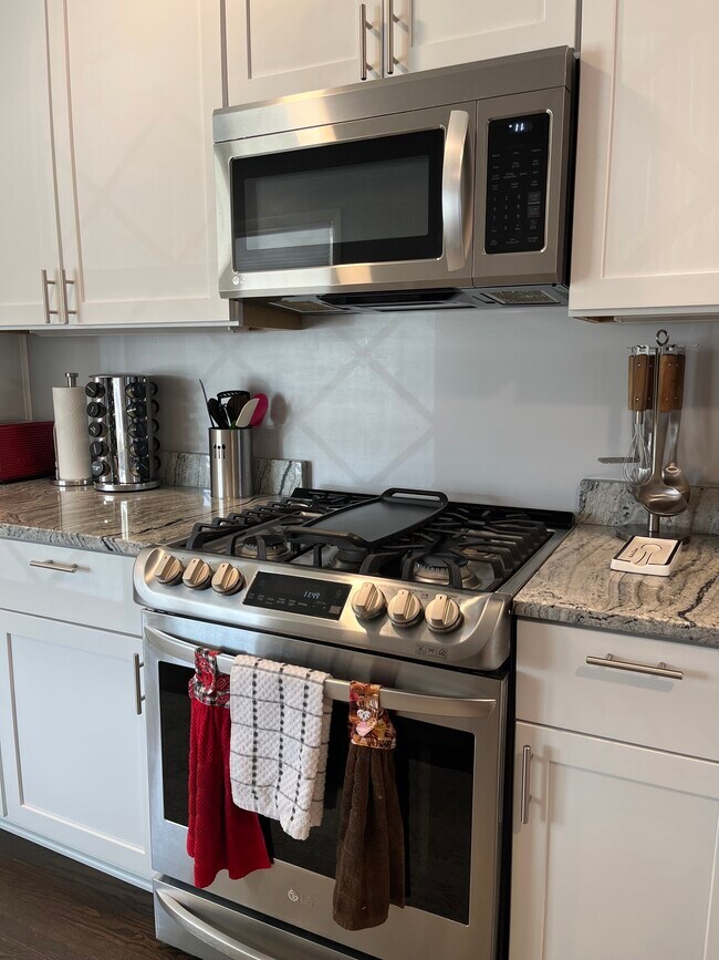 Building Photo - 8445 N Greenvale Rd