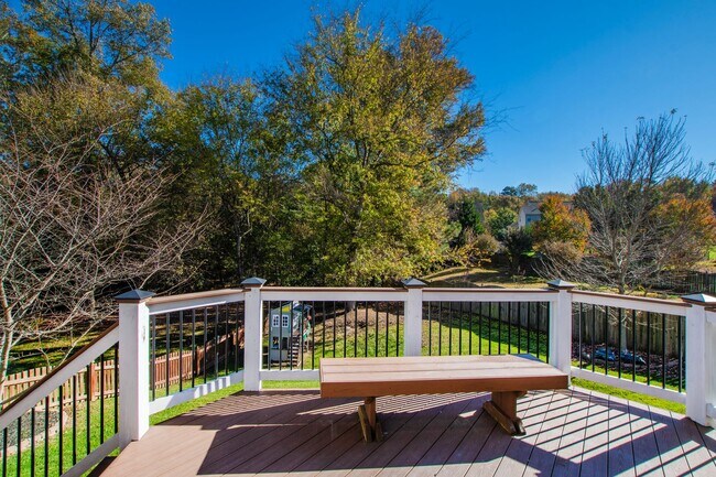 Building Photo - Beautiful 5 Bedroom Home in Dansforth Neig...