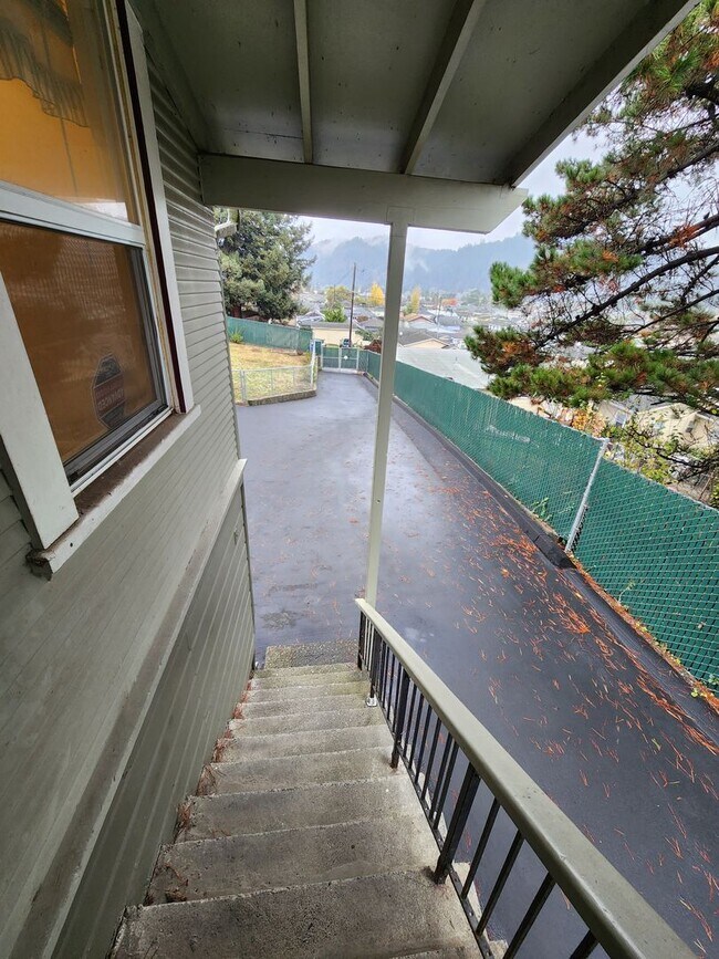 Building Photo - Single Family Home in Rio Dell!