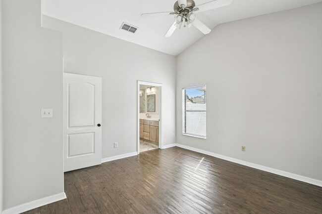 Building Photo - Charming 3-bedroom + 2-Bathroom Home in th...