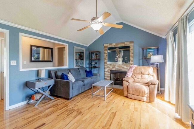 Building Photo - 3 bedroom Dog Friendly Home For Rent with Swimming Pool!