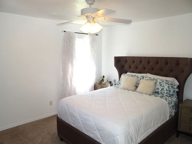 Building Photo - 2 bed 2.5 bath home only 1.5 miles to the ...