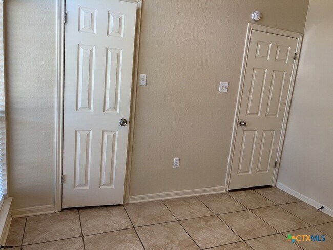 Building Photo - 3906 Lone Oak Dr