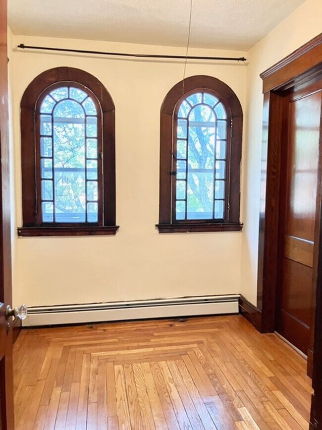 Building Photo - College Rental
