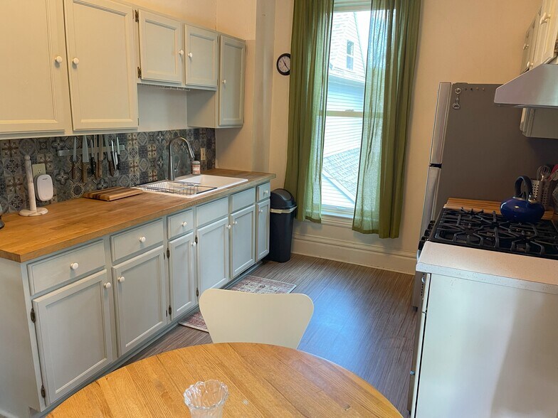 Fully equipped kitchen - 826 Selby Ave