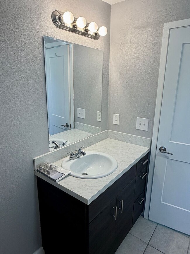 Building Photo - Fully Renovated and STUNNING 3 bedroom/1 bathroom home in Tampa!