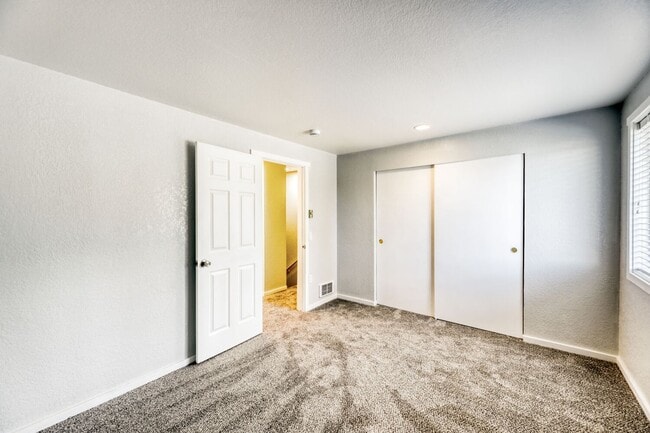Building Photo - Updated and Well-Equipped 2 Bedroom 1.5 Bath Lynnwood Townhouse!
