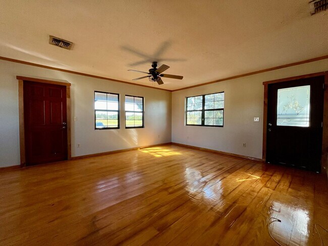 Building Photo - Beautiful Country Home!!