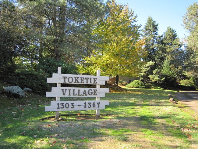 Building Photo - Two Bedroom Townhouse in South Salem