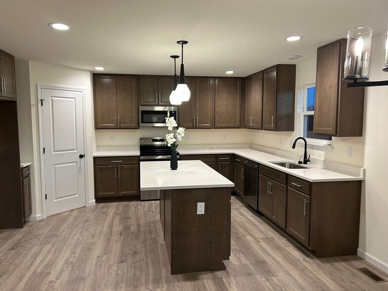 Building Photo - 402 Yellow Rose Ct