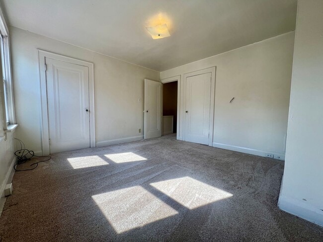 Building Photo - Beautiful 2BR Duplex in a Great Oakland Location! Call Today to Schedule a Tour!