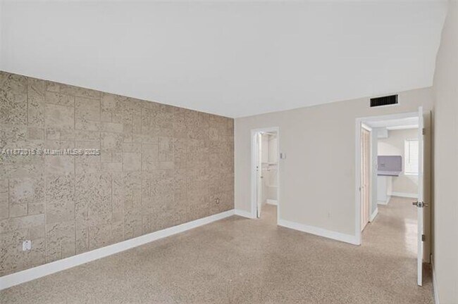 Building Photo - 537 Menendez Ave