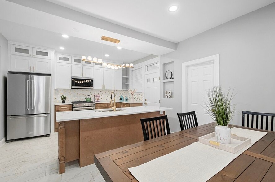 Building Photo - 1809 W Armitage Ave