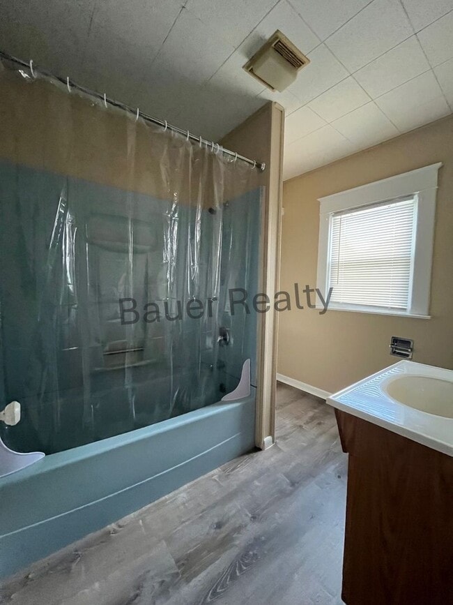 Building Photo - Three Bedroom Near Brookside Park