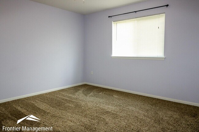 Building Photo - Cozy 3 Bedroom Duplex on the South Side of...