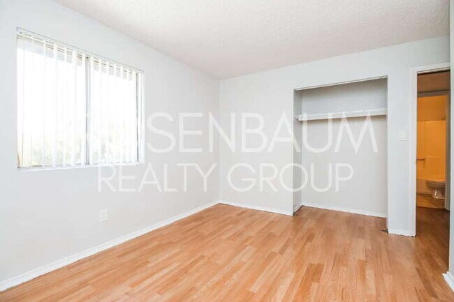 Building Photo - 1050 W University Dr