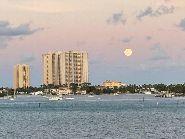 Building Photo - 3040 Lake Shore Dr