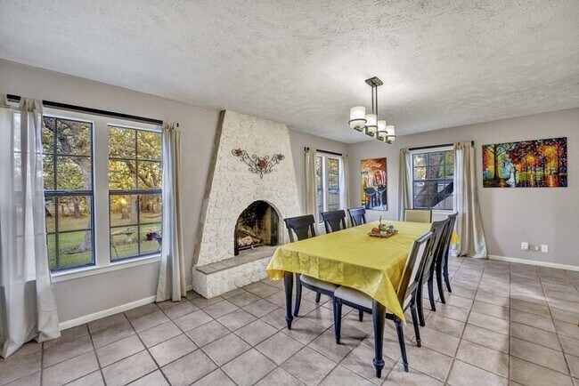 Building Photo - 1208 Crenwelge Dr