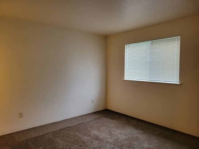 Building Photo - 1685 Cloverlawn Dr