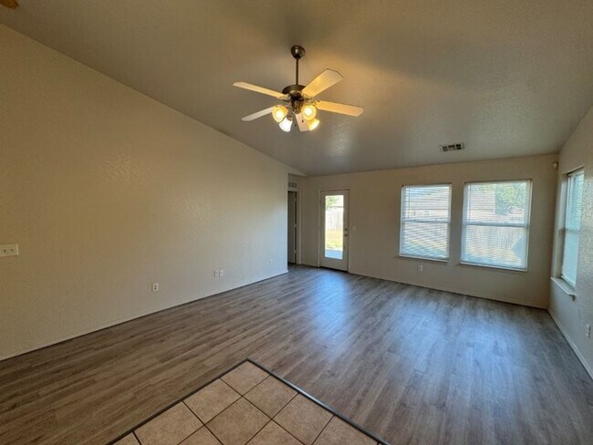 Building Photo - True 4 bed in Edmond, new carpet and paint!