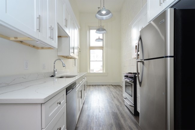 Building Photo - 690 3rd St