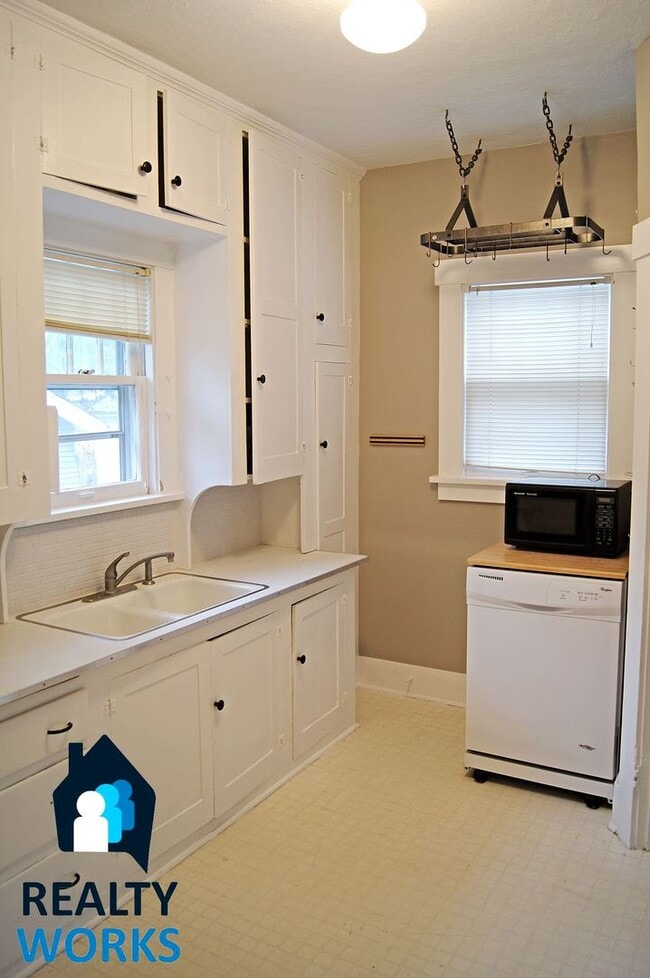 Building Photo - Super Cool bungalow in the Country Club ne...