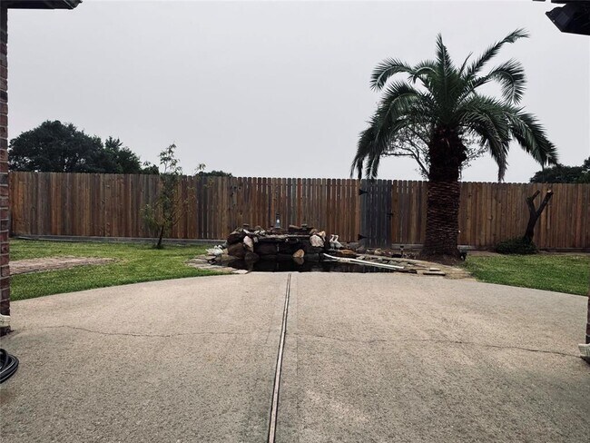 Building Photo - 2910 Sandleigh Dr