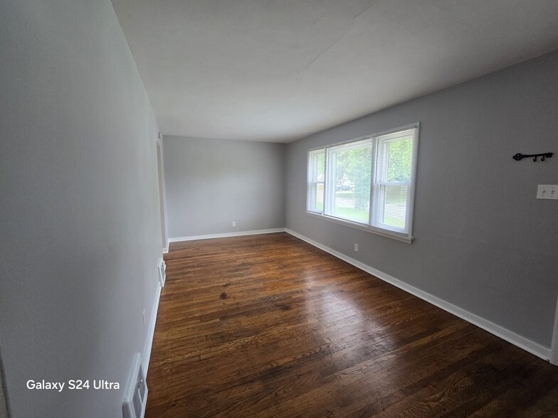 Building Photo - 325 S Marguerite Ave