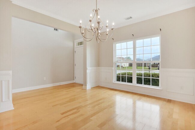 Building Photo - 4 Bed/2.5 Bath in Richmond Hill!