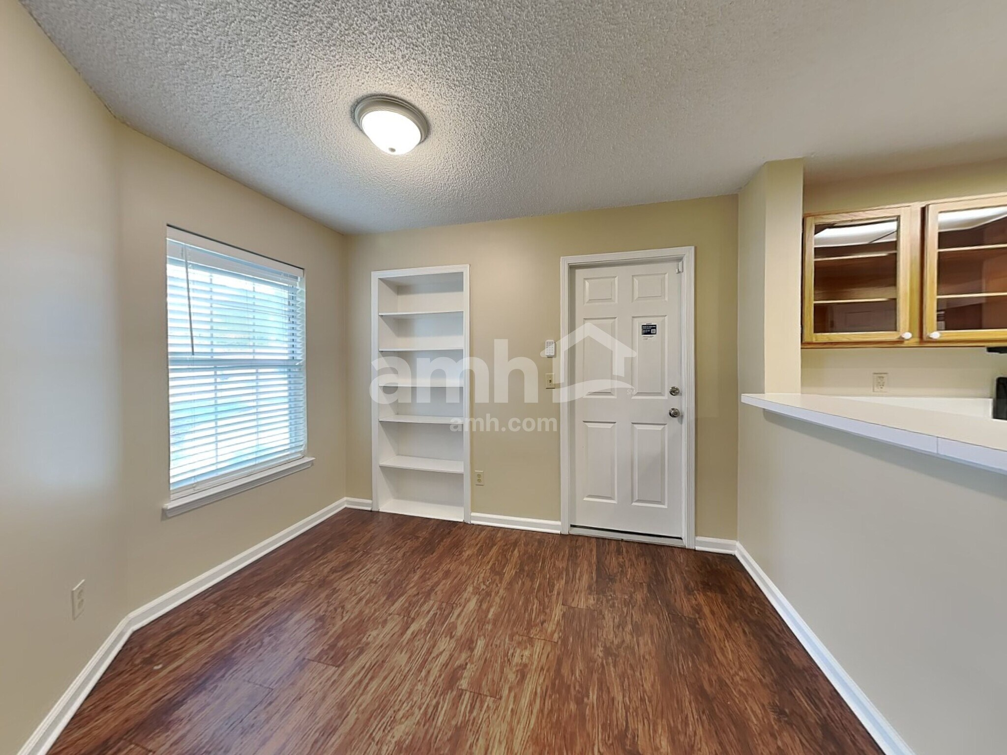 Building Photo - 325 Willow Green Dr