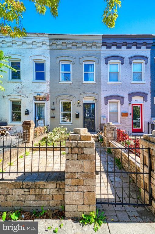 Building Photo - 935 8th St NE