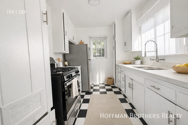 Building Photo - 5318 Radford Ave