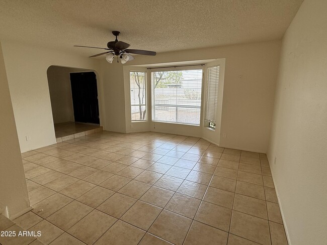 Building Photo - 1019 E Rowlands Ln