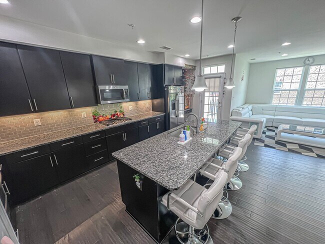 Building Photo - Stunning and Spacious 3 Bed, 2.5 Bath End-...