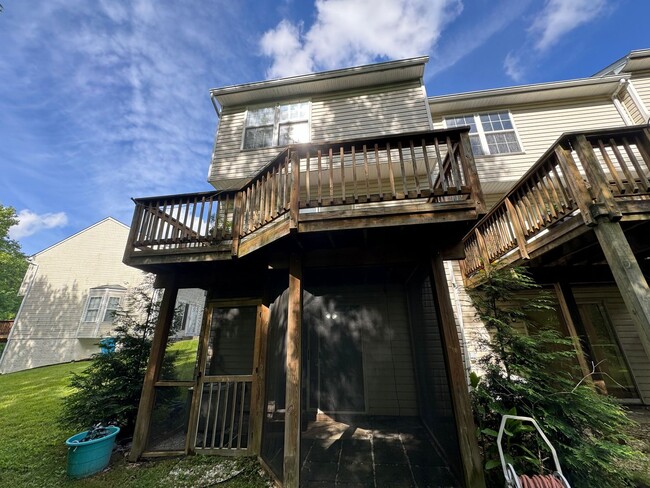 Building Photo - Beautiful End of Row Townhouse