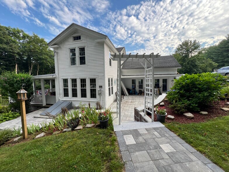 Primary Photo - 1050 Clintonville Rd