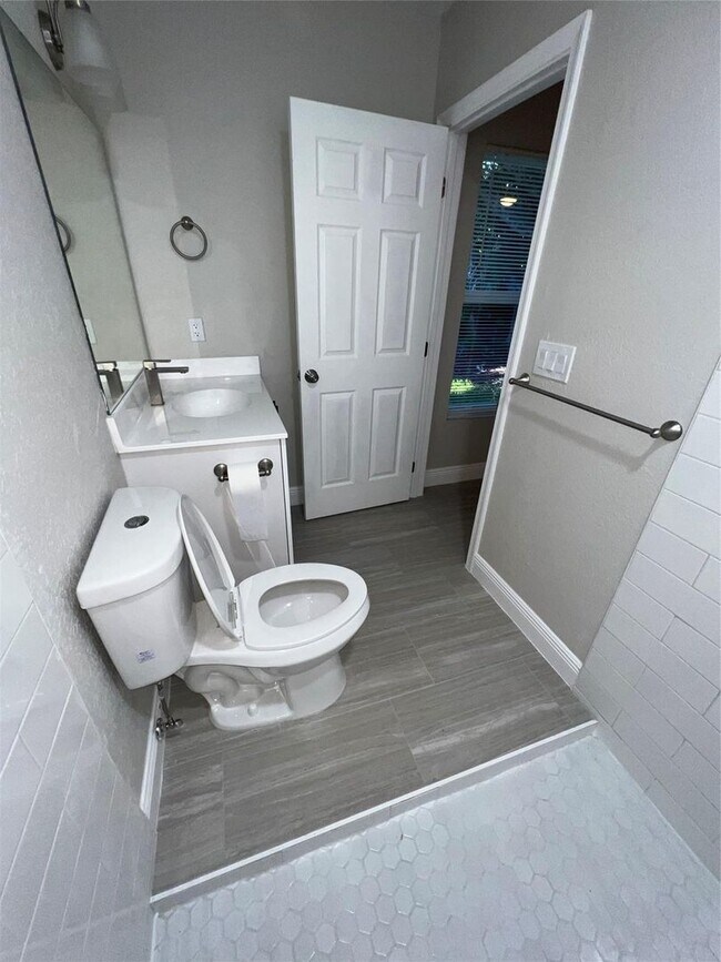 Building Photo - 860 SW 10th St