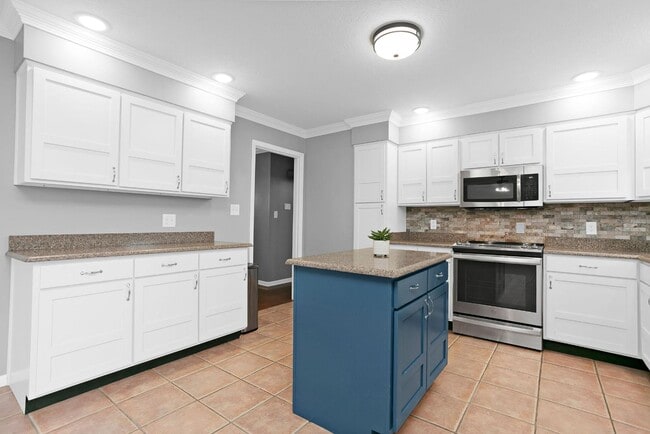 Building Photo - 705 Bon Aire Dr