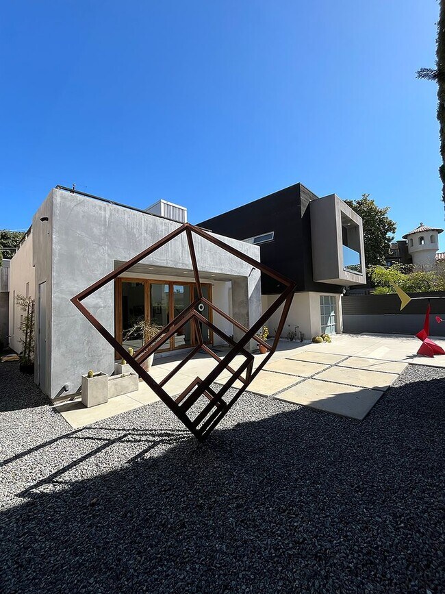 Building Photo - Contemporary Luxury Living in the Heart of La Jolla Village