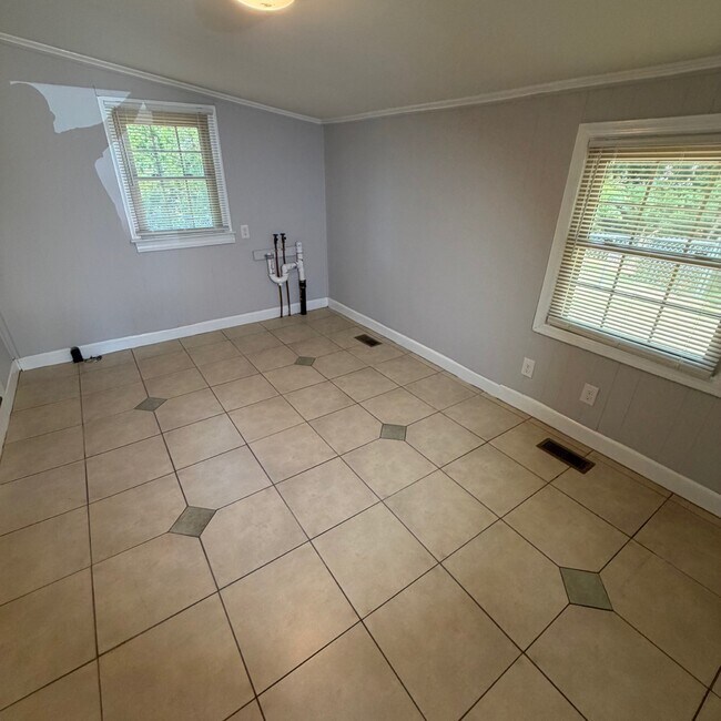 Building Photo - 6164 Highland Ave