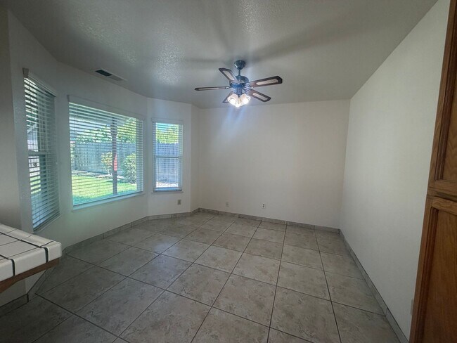 Building Photo - Single story near freeway access and major shopping!